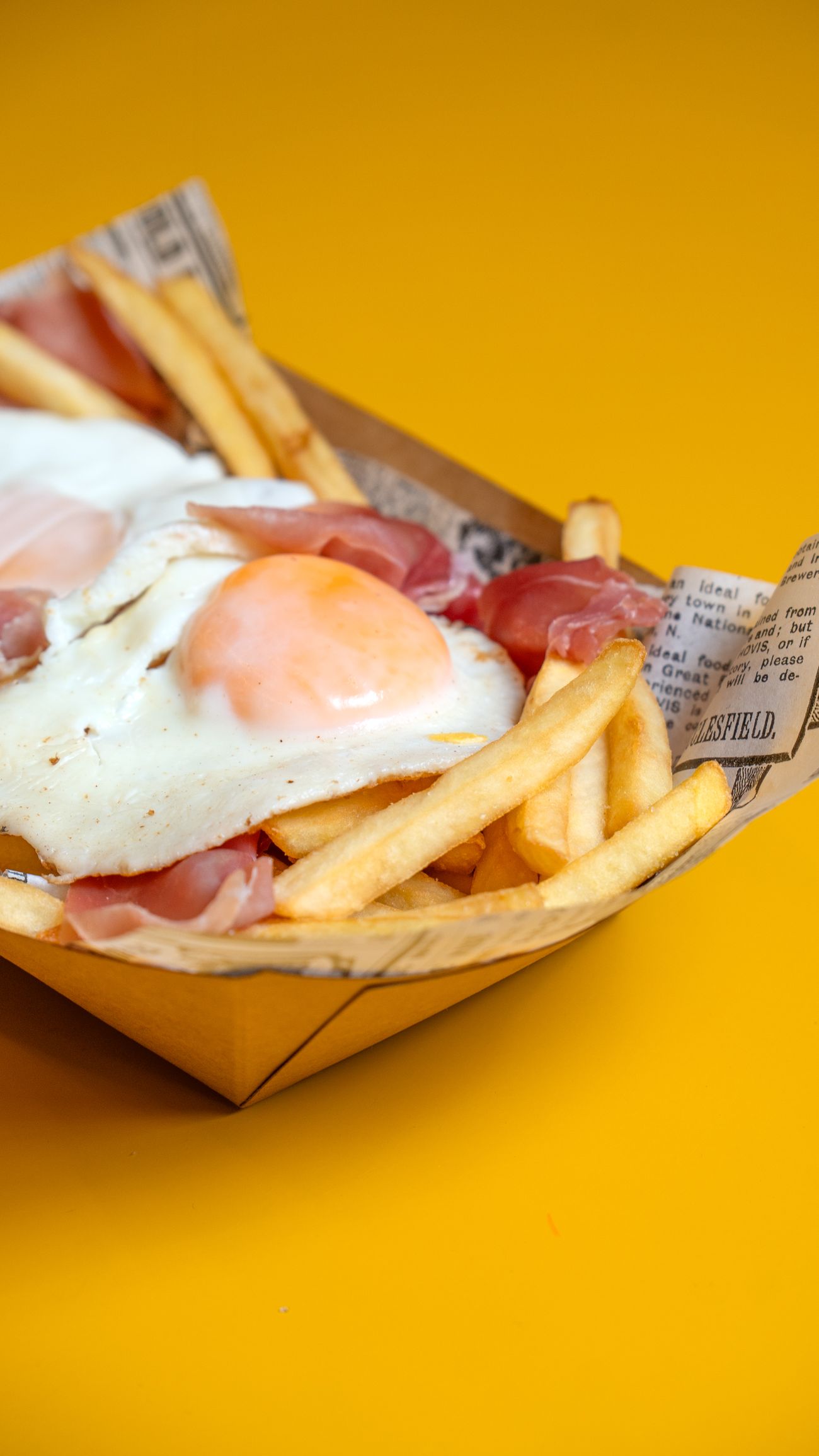 Huevos rotos con jamón serrano