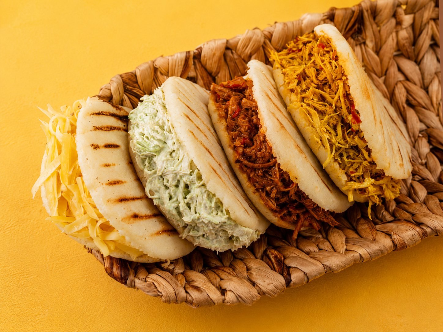 Bandeja de arepas venezolanas rellenas en Fames Burger Torrevieja